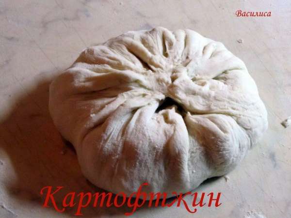 Теперь пальцами и ладонями разминаем пирог