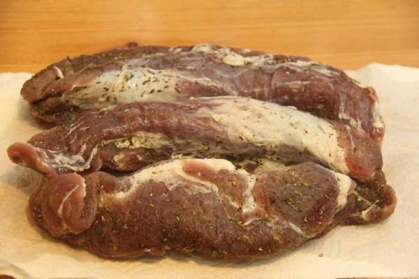 Через трое суток мясо вынуть из соли, промыть в проточной воде (мокрую соль выкинуть), тщательно обсушить на полотенце. Через трое суток мясо вынуть из соли, промыть в проточной воде (мокрую соль выкинуть), тщательно обсушить на полотенце.