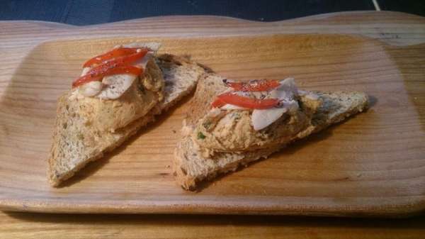 Теперь жарим тосты и намазываем вкусный паштет на хлеб под бокал вина. Сверху можно украсить соломкой из перца и куриного мяса. Приятного аппетита!
