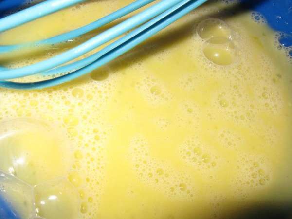 В миске размешать яйца с сахаром.