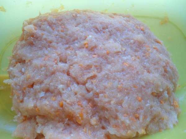 Филе,морковку и лук дважды перекрутить на мясорубке,отбить руками.Посолить,добавить белый перец.