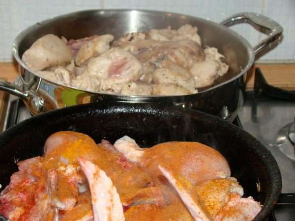 Обжаренные со всех сторон кусочки мяса перекладываем в кастрюлю или сотейник. Я добавляю все специи при жарке мяса! Очень люблю с шафраном, щепоткой имбиря и черным молотым перцем. Обжаренные со всех сторон кусочки мяса перекладываем в кастрюлю или сотейник. Я добавляю все специи при жарке мяса! Очень люблю с шафраном, щепоткой имбиря и черным молотым перцем.