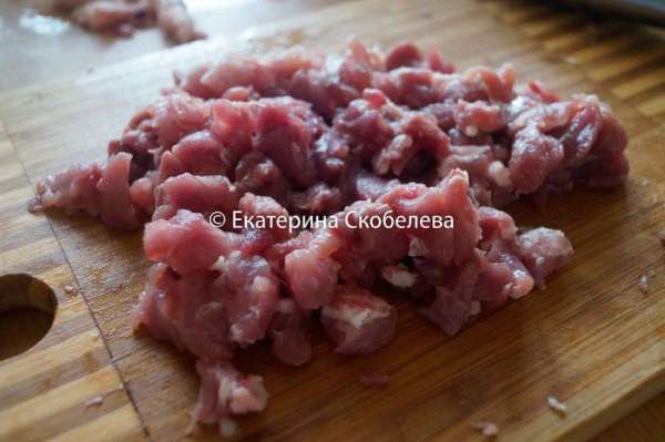Достаточно мелко порежем мясо.