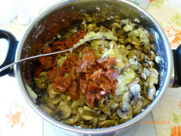 Соединяем картофель с грибами и помидорами. Солим, перчим по вкусу. Начинка готова. Соединяем картофель с грибами и помидорами. Солим, перчим по вкусу. Начинка готова.
