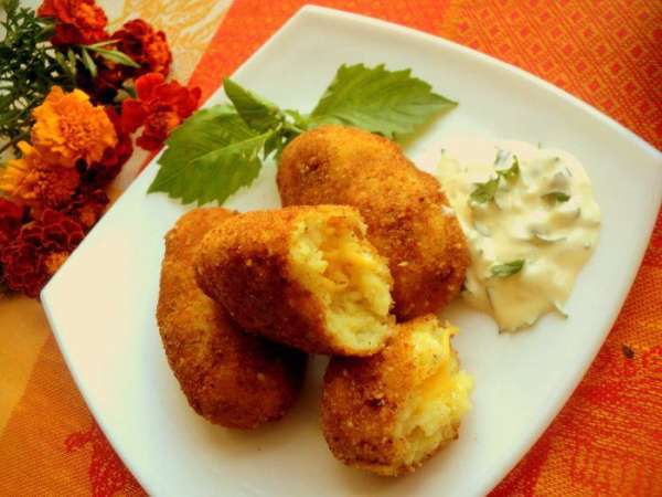 Подавать пирожки с соусом по Вашему вкусу, у меня сметанный соус с чесноком и зеленью. Приятного аппетита!