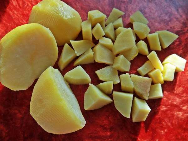 Картофель нарезать на удобные кусочки. Помидор ошпарить, очистить от кожицы и потушить кусочками в сковороде с маслом. Высыпать их в суп. Картофель нарезать на удобные кусочки. Помидор ошпарить, очистить от кожицы и потушить кусочками в сковороде с маслом. Высыпать их в суп.