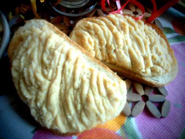 И намазываем на хрустящие гренки! Вкуснее любого тортика! Кстати, в тортах тоже можно использовать такую пасту вместо крема между коржами!