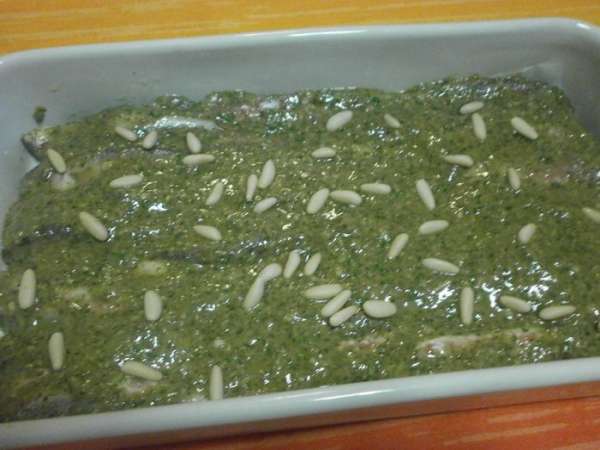 Разровнять соус , посыпать оставшимися кедровыми орешками.