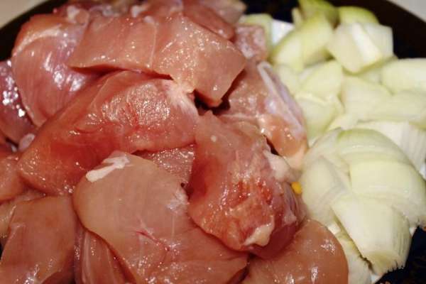 Куриное филе, тыкву и лук порезать на кусочки 