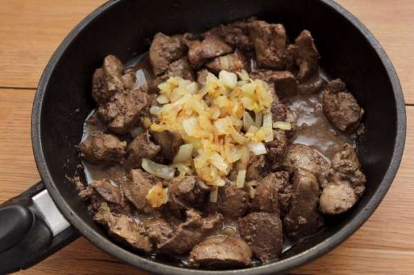 В масло выложить кусочки куриной печени. Обжарить по 7 -10 минут с каждой стороны, темный печеночный цвет должен исчезнуть. Вернуть на сковороду лук. Влить три ложки коньяка и перемешать. Потушить еще минут 5. В масло выложить кусочки куриной печени. Обжарить по 7 -10 минут с каждой стороны, темный печеночный цвет должен исчезнуть. Вернуть на сковороду лук. Влить три ложки коньяка и перемешать. Потушить еще минут 5.