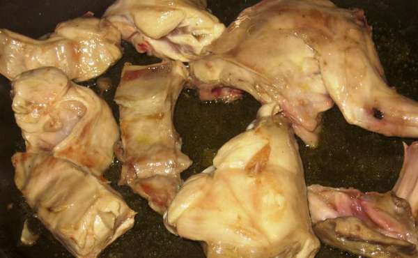В сковороде разогреть оливковое масло и слегка обжарить мясо. Добавить морковь, мелко порезанный зелёный лук ,а через 2 минуты добавить чеснок и помидоры. Посолить, поперчить, влить 1 стакан воды и протушить 2 минуты. В сковороде разогреть оливковое масло и слегка обжарить мясо. Добавить морковь, мелко порезанный зелёный лук ,а через 2 минуты добавить чеснок и помидоры. Посолить, поперчить, влить 1 стакан воды и протушить 2 минуты.