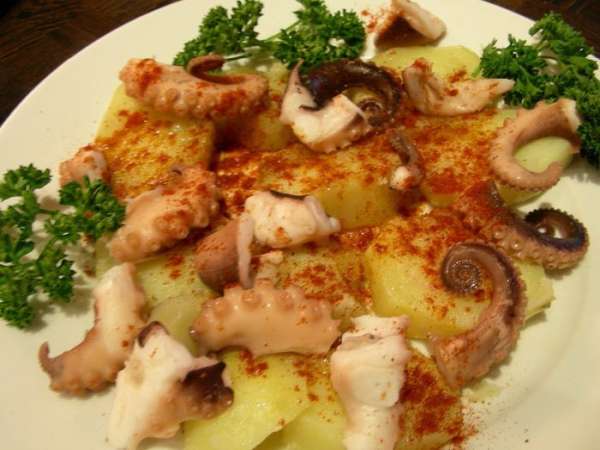 Осьминога нарезаем средними кусочками, выкладываем сверху, присыпаем солью и паприкой. И подаем, хорошо подходит к вину. Приятного аппетита)) 
