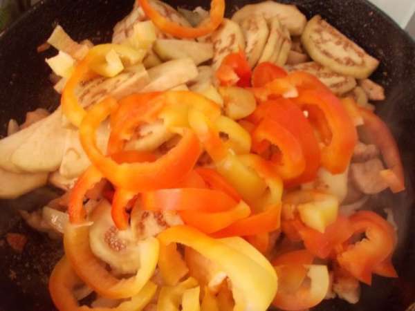 Отправляем к курице овощи,накрываем крышкой и тушим до мягкости,но не сильно,чтобы не разваливались овощи. Отправляем к курице овощи,накрываем крышкой и тушим до мягкости,но не сильно,чтобы не разваливались овощи.