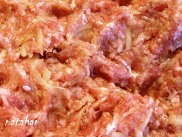 Смешать говяжий фарш, протертые на мелкой терке лук и картофель и яйцо. Посолить и поперчить. Хорошо вымесить фарш.