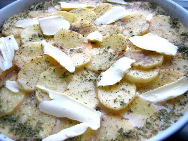 Раскладываем хаотично кусочки сливочного масла.