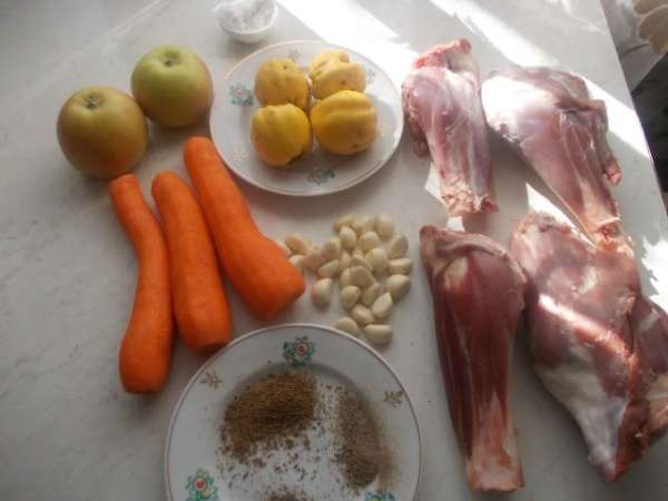 Подготовить продукты. Голяшки помыть и высушить,чеснок и морковь почистить. Подготовить продукты. Голяшки помыть и высушить,чеснок и морковь почистить.