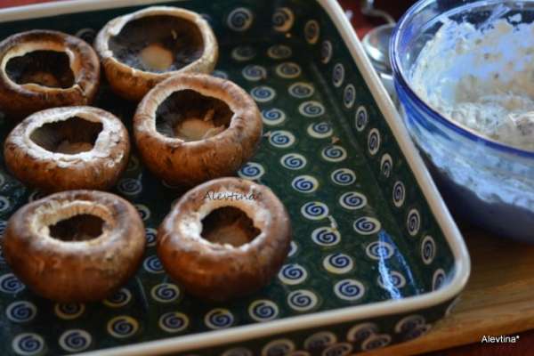Снять ножки аккуратно, выложить на смазанное блюдо для запекания. Снять ножки аккуратно, выложить на смазанное блюдо для запекания.