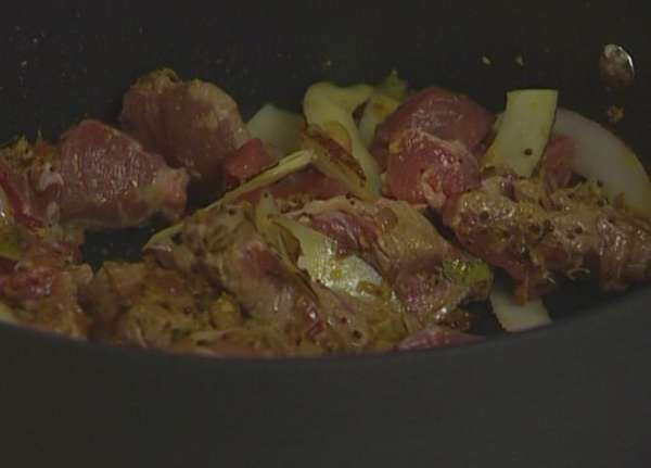 Мясо нарезать небольшими кубиками, добавить в сковороду и обжаривать 2–3 минуты на сильном огне. 