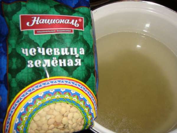 В кастрюлю влить бульон овощной или мясной, всыпать чечевицу. Варить под закрытой крышкой 15 минут.