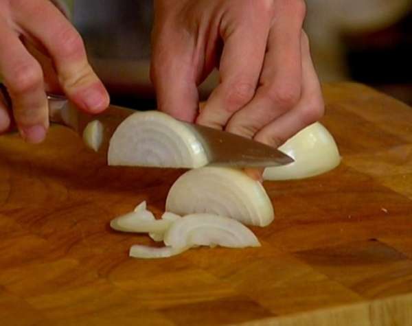 Лук почистить и нарезать полукольцами.