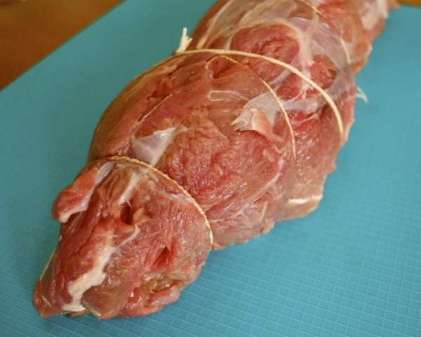Свернуть плотно рулет и связать кулинарной нитью или специальными резинками...