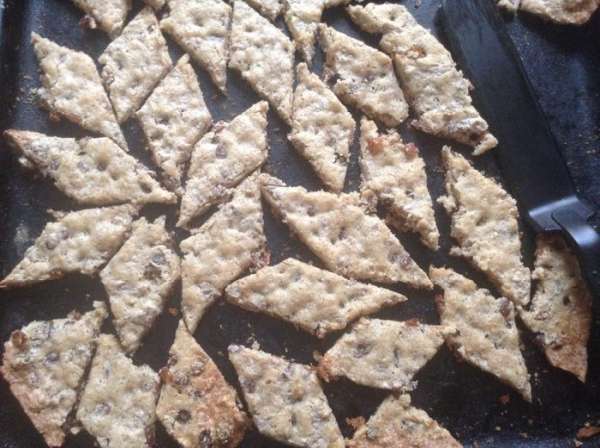 И сразу же разрезать прямо горячее на кусочки (быстро высыхает). И сразу же разрезать прямо горячее на кусочки (быстро высыхает).