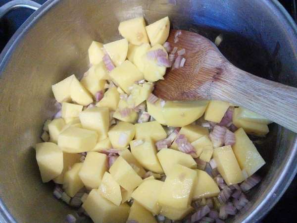 Шалот и картофель очистить, нарезать кубиком. Имбирь тоже порубить, но помельче. Всё обжарить прямо в кастрюле на разогретом масле до лёгкого 'румянца'. Шалот и картофель очистить, нарезать кубиком. Имбирь тоже порубить, но помельче. Всё обжарить прямо в кастрюле на разогретом масле до лёгкого 'румянца'.