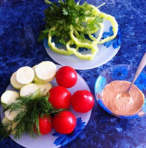 Подготовим овощи. Перец, кабачок и помидор нарежем кольцами, толщиной в 1 см. Сметану смешаем с соусом и горчицей.  