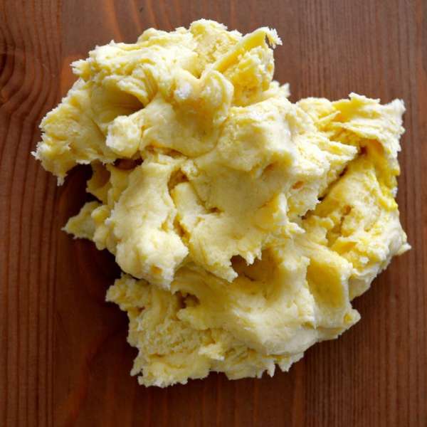 Просеять в миску муку с солью и втирать масло, порезанное кубиками, пока смесь не начнет напоминать хлебные крошки. Собрать смесь горкой, сделать углубление в центре и влить туда яйца (предварительно слегка взбить вилкой в стакане) и 2-3 чайные ложки воды. Смешать до получения плотного, но не сухого теста. В случае необходимости добавить оставшуюся воду. А можно просто положить все ингредиенты в миксер и смешать в течение 30 сек. Просеять в миску муку с солью и втирать масло, порезанное кубиками, пока смесь не начнет напоминать хлебные крошки. Собрать смесь горкой, сделать углубление в центре и влить туда яйца (предварительно слегка взбить вилкой в стакане) и 2-3 чайные ложки воды. Смешать до получения плотного, но не сухого теста. В случае необходимости добавить оставшуюся воду. А можно просто положить все ингредиенты в миксер и смешать в течение 30 сек.