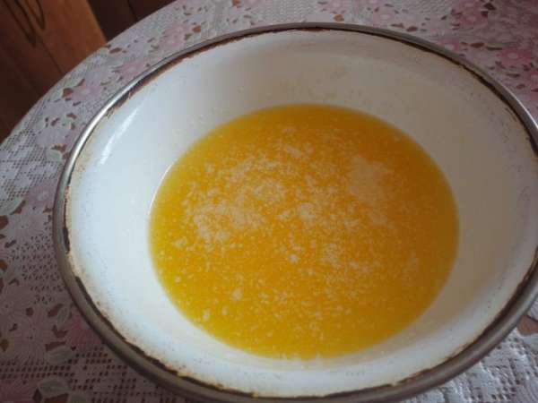 Смешать мороженое, сливочное масло и детскую смесь 'МАЛЮТКУ'. Все хорошо перемешать. Поставить в холодильник, чтобы масса застыла.