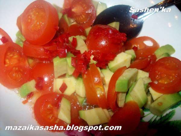 Авокадо разрезаем по полам, проворачиваем и удаляем косточку. Чистим от кожуры и режем кубиком. Помидоры режем кубиком (если у Вас большие помидоры)я просто порезала кружочками. чили мелко рубим. Заправляем: 2 ст. л. растительного масла,2 ст. л. лимонного сока, соль, красный молотый перец. Салат айсберг нарезать или нарвать на не большие кусочки 