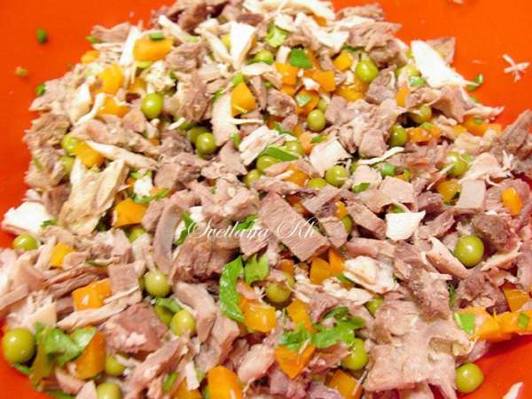 Смешать нарезанные продукты, добавив зеленый горошек, зелень. У меня был джусай . Можно добавить корнишоны. Смешать нарезанные продукты, добавив зеленый горошек, зелень. У меня был джусай . Можно добавить корнишоны.