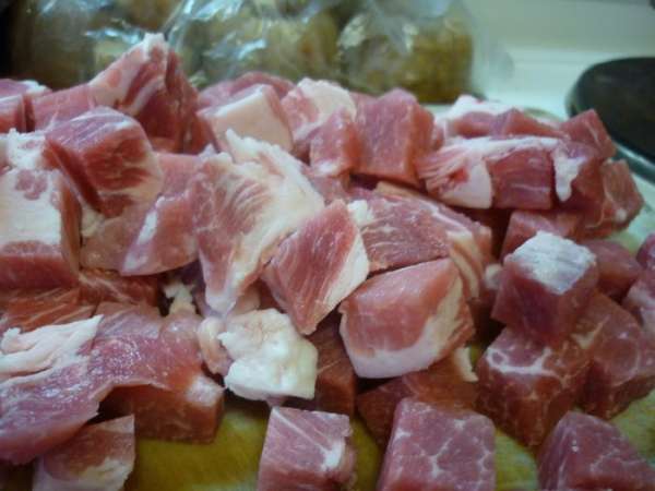 Мясо ( у меня свиная шейка. Но, думаю, что с говядиной получится не хуже) порезать мелкими кубиками. Почему мелкими? Мои старушки жалуются на то, что им тяжело мясо жевать. Вот и стараюсь для них. Мясо ( у меня свиная шейка. Но, думаю, что с говядиной получится не хуже) порезать мелкими кубиками. Почему мелкими? Мои старушки жалуются на то, что им тяжело мясо жевать. Вот и стараюсь для них.