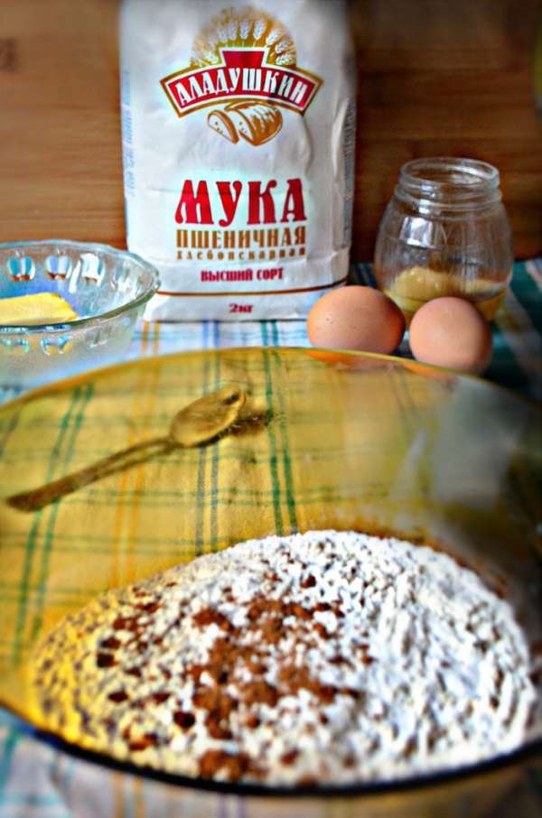Просеять в миске сухие ингредиенты — муку, соду, соль, мускатный орех, кориандр.