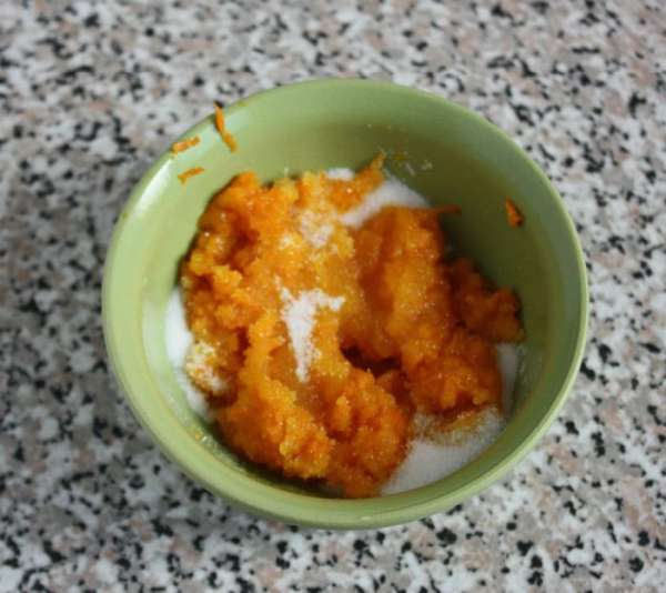 смешать её с сахаром. смешать её с сахаром.