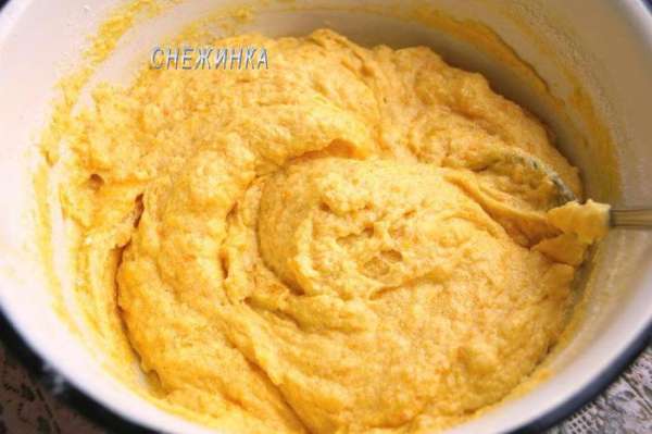 Кладём тыквенную массу в тесто. Просеиваем туда же муку с разрыхлителем. Хорошо перемешиваем.