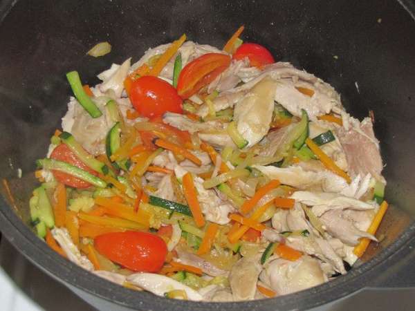 Добавить кусочки курицы и измельченный чеснок, перемешать.