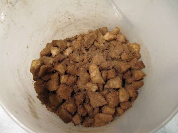 Приготовим начинку.
Сливочное масло растопить.
Яблоки очистить, сердцевины удалить, порезать мелким кубиком. Смешать яблоки с корицей и сахаром. Приготовим начинку.
Сливочное масло растопить.
Яблоки очистить, сердцевины удалить, порезать мелким кубиком. Смешать яблоки с корицей и сахаром.