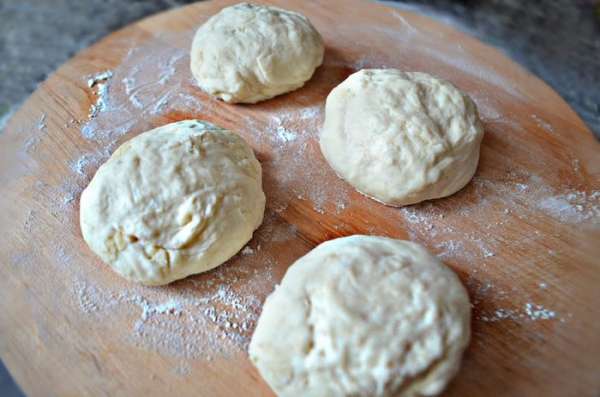 Готовое тесто разделите на 4 части. Готовое тесто разделите на 4 части.