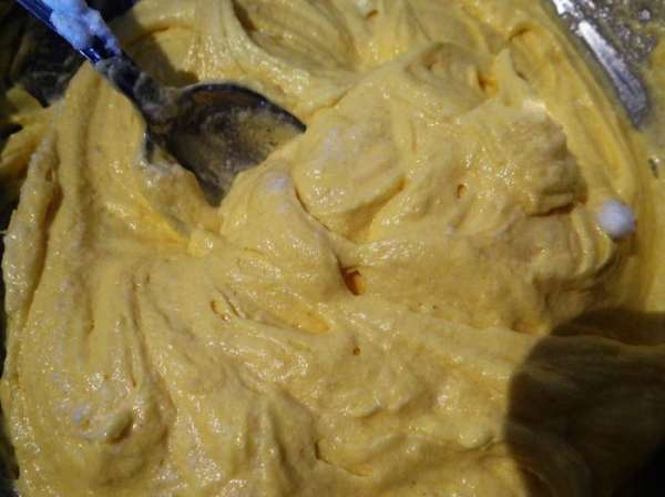 Добавить белки к мучной массе, аккуратно размешать. 