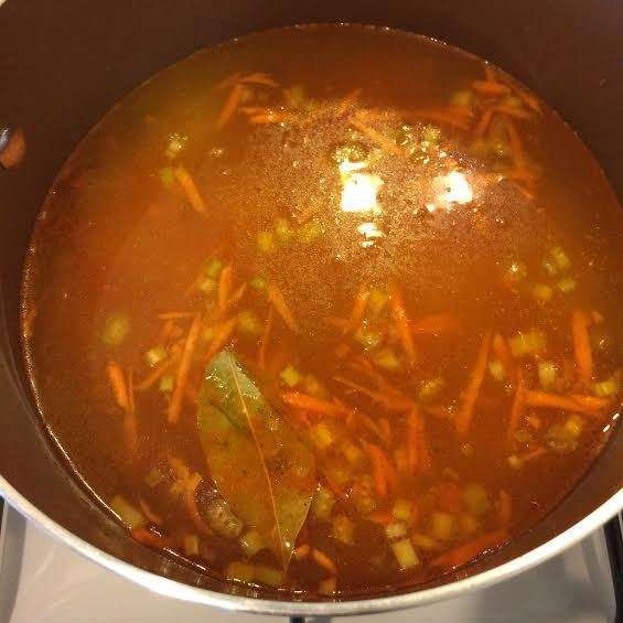 Добавить лавровый лист и залить бульоном, накрыть крышкой и варить минут 5-6. Добавить лавровый лист и залить бульоном, накрыть крышкой и варить минут 5-6.