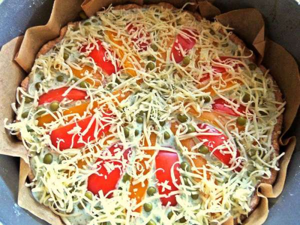 Посыпаем верх остальным сыром. Посыпаем верх остальным сыром.
