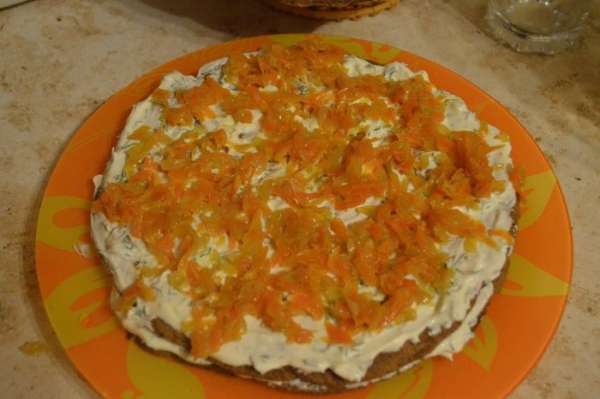 Затем зажаренные морковка с луком (если много растительного масла, рекомендую предварительно отжать прожаренные овощи). Потом снова корж. Затем зажаренные морковка с луком (если много растительного масла, рекомендую предварительно отжать прожаренные овощи). Потом снова корж.