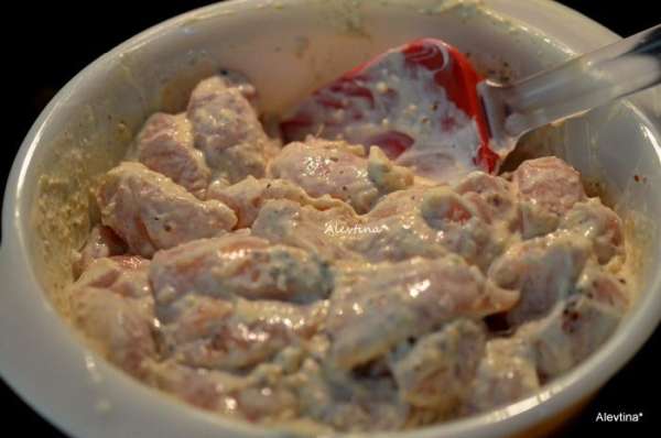 Добавить куриное мясо кусочками и перемешать. Дать постоять 1 час в холодильнике.