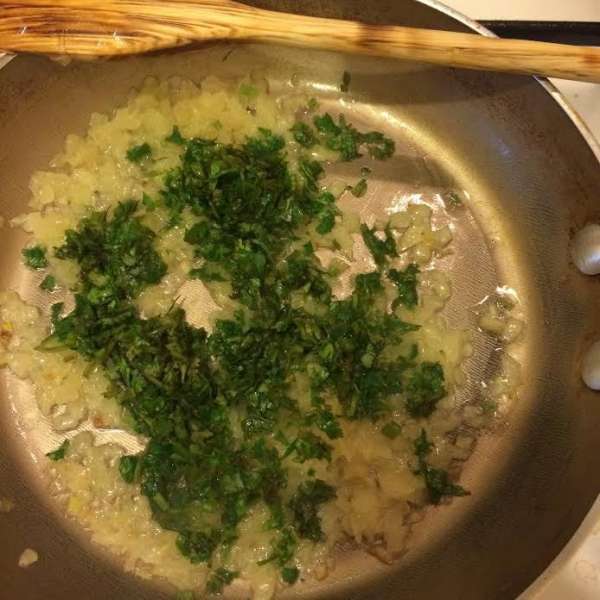 Лук и кинзу потушить на курином бульоне.