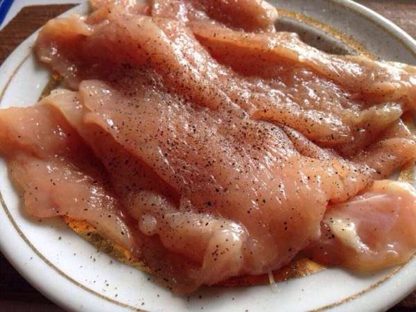В творог добавить сметану, чеснок, рубленную зелень и соль, перец по вкусу. Хорошо все перемешать.