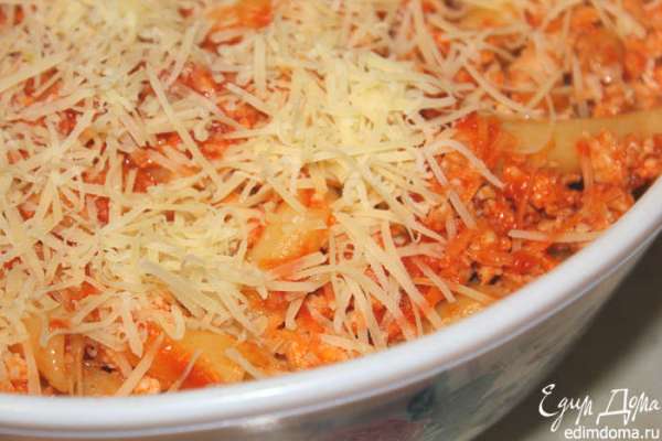 Остальной соус смешиваем с макаронами. Добавляем яйца. Сверху посыпать тёртым 'Пармезаном'. Поставить в разогретую до 180 градусов духовку на 20 минут. Выпекать до золотистой корочки. Я делала запеканку вечером, дала ей полностью остыть, убрала в холодильник на ночь. Утром макаронная запеканка хорошо схватилась, так сказать, была плотненькая. 