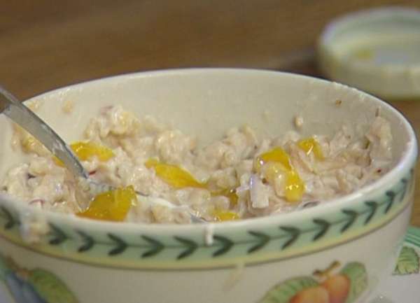 Смешать яблоко с овсянкой, творогом и изюмом, добавить кунжутное семя, полить медом и подавать. Смешать яблоко с овсянкой, творогом и изюмом, добавить кунжутное семя, полить медом и подавать.