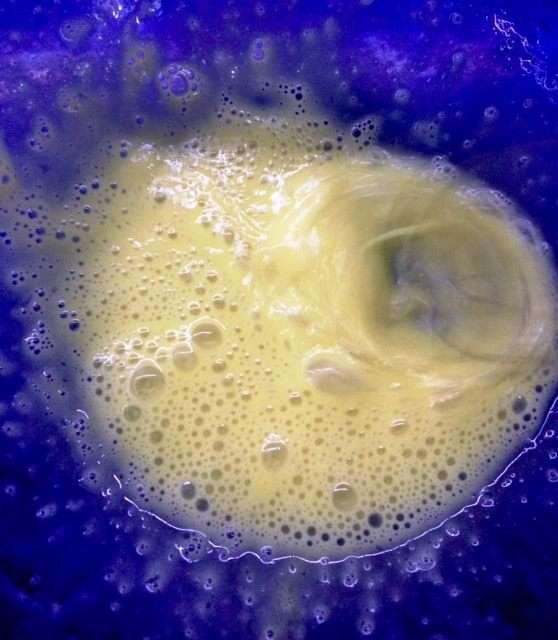 Яичную смесь взбиваем до пенообразного состояния. Яичную смесь взбиваем до пенообразного состояния.