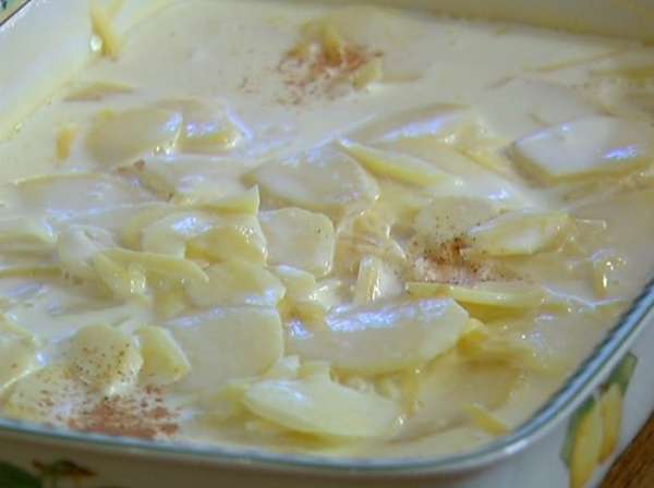 Влить в форму сливки с молоком из кастрюли, добавить еще немного мускатного ореха и посыпать оставшимся сыром. Верхний слой сыра должен быть самым большим. Влить в форму сливки с молоком из кастрюли, добавить еще немного мускатного ореха и посыпать оставшимся сыром. Верхний слой сыра должен быть самым большим.